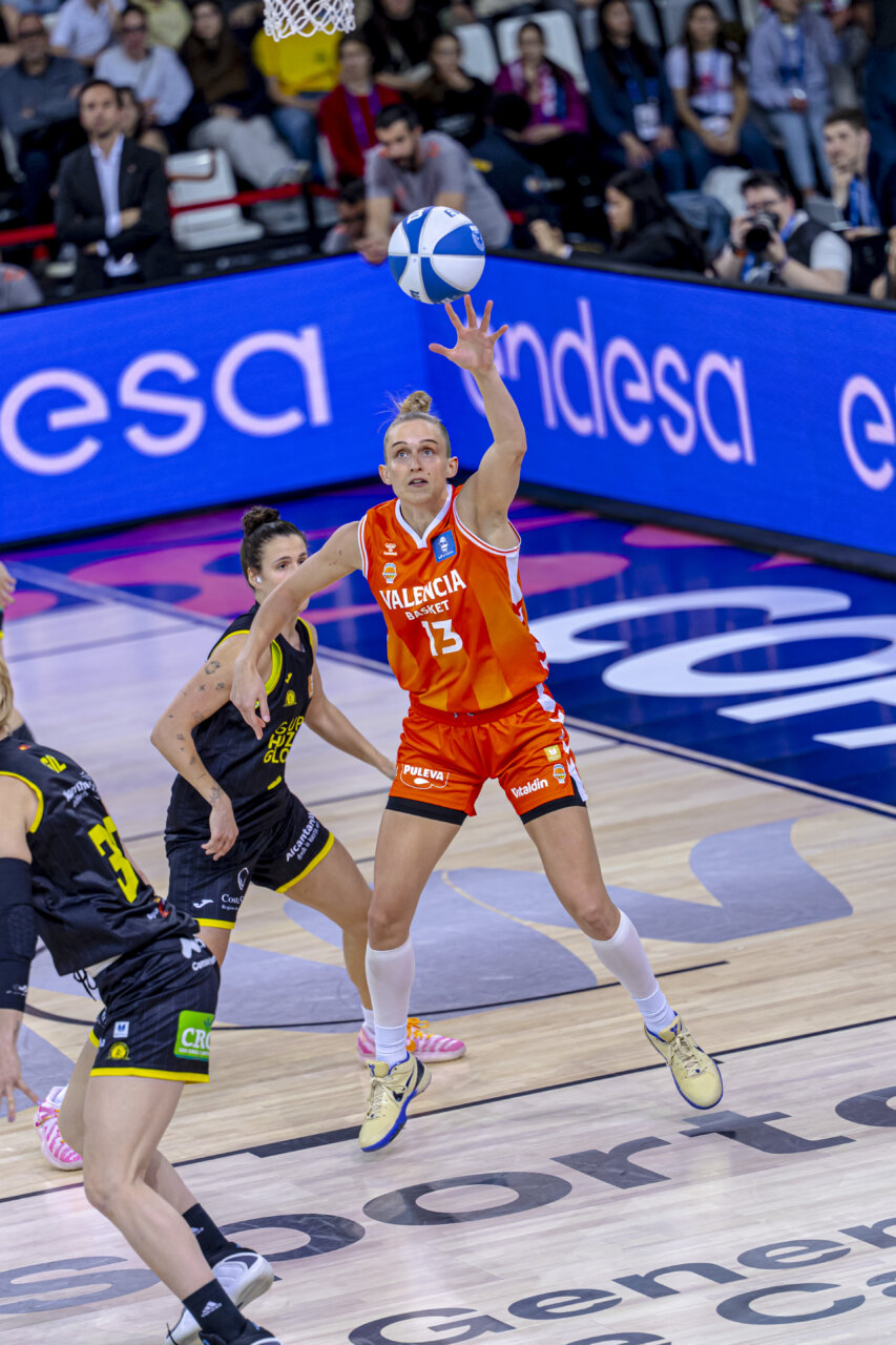 Jugadora de Valencia Basket lanzando el balón durante un partido