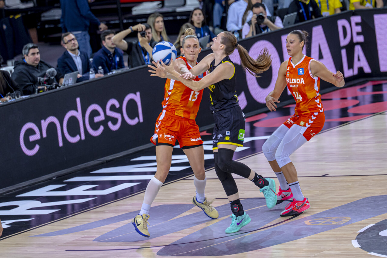 Jugadoras de Valencia Basket en acción durante la Copa de la Reina 2026