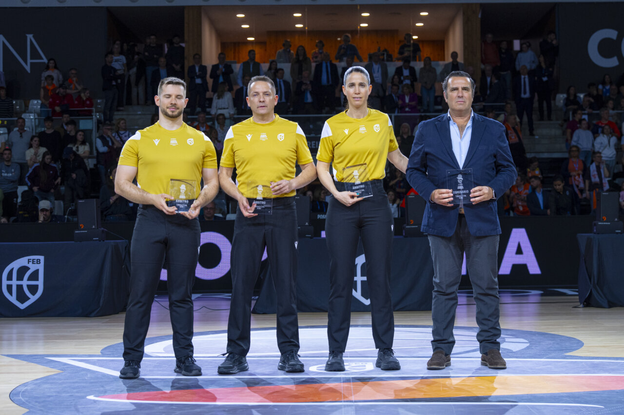 El equipo femenino de Valencia Basket celebra su victoria en la Copa de la Reina 2026.
