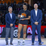 Jugadora del Valencia Basket celebra con el trofeo de la Copa de la Reina 2026