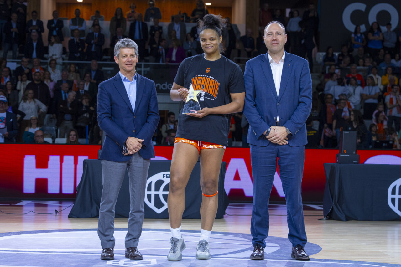 Jugadora del Valencia Basket femenino recibiendo un premio tras ganar la Copa de la Reina 2026