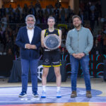 Jugadora de Valencia Basket recibe premio tras ganar la Copa de la Reina 2026