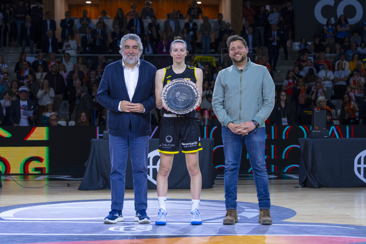 Jugadora de Valencia Basket recibe premio tras ganar la Copa de la Reina 2026