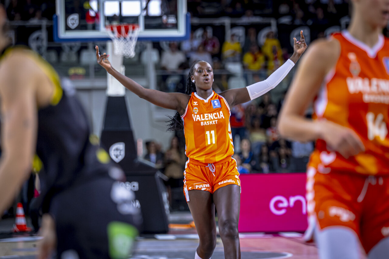 Jugadora de Valencia Basket celebra durante la Copa de la Reina 2026
