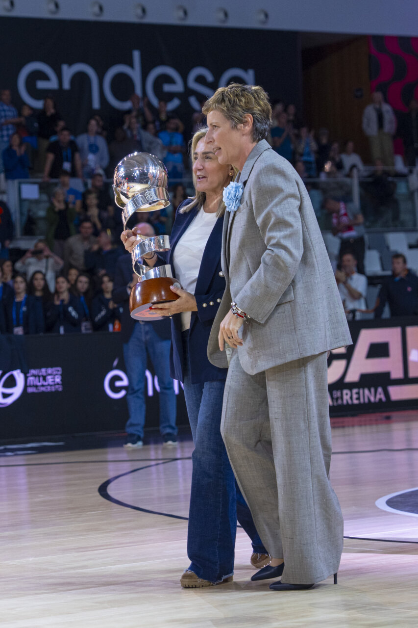 Celebración del Valencia Basket femenino tras ganar la Copa de la Reina 2026.