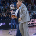 Jugadoras del Valencia Basket celebrando su victoria con el trofeo