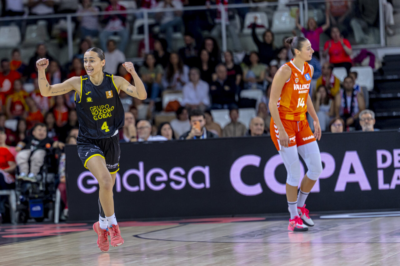 Jugadora del Valencia Basket celebrando en la Copa de la Reina 2026