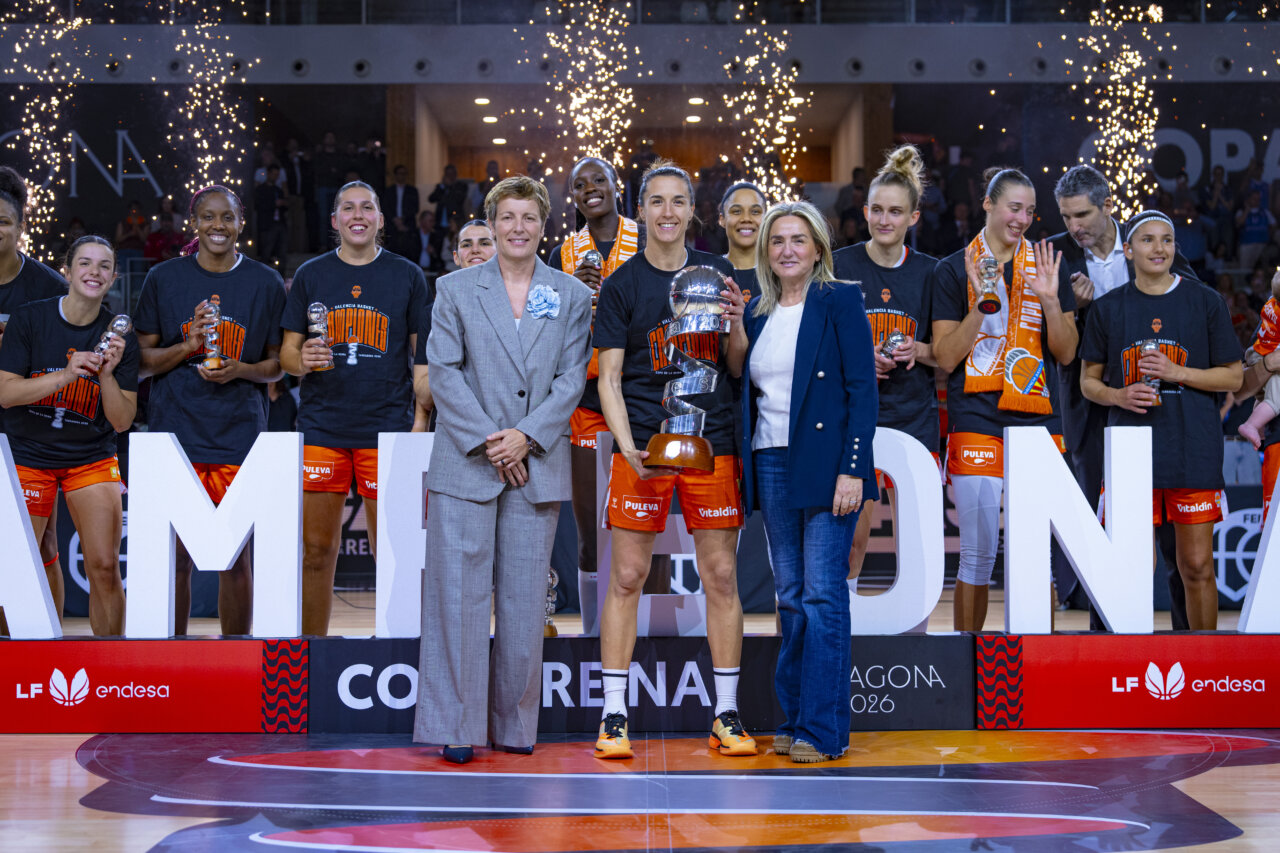 El equipo femenino de Valencia Basket celebra su victoria en la Copa de la Reina 2026 con el trofeo.