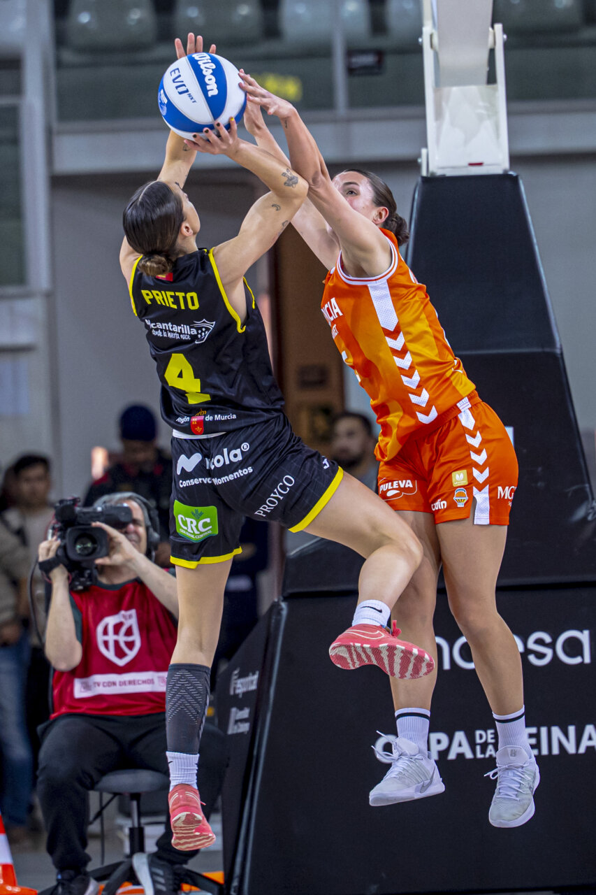 Jugadoras de Valencia Basket en acción durante la Copa de la Reina 2026.
