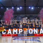 El equipo femenino de Valencia Basket celebra su victoria en la Copa de la Reina 2026.