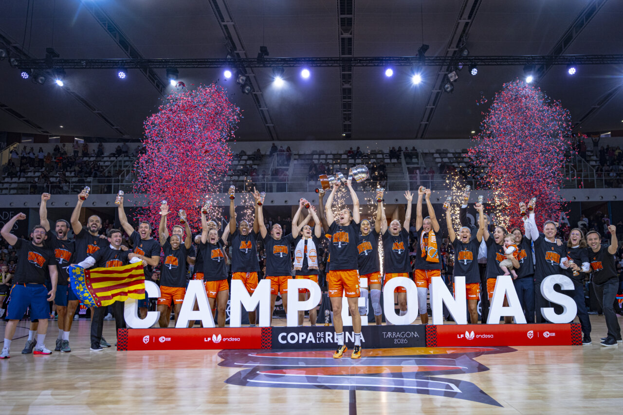 El equipo femenino de Valencia Basket celebra su victoria en la Copa de la Reina 2026.