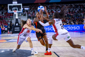 Jugadoras de Valencia Basket y Casademont Zaragoza en acción durante la semifinal.