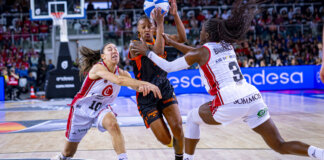 Jugadoras de Valencia Basket y Casademont Zaragoza en acción durante la semifinal.