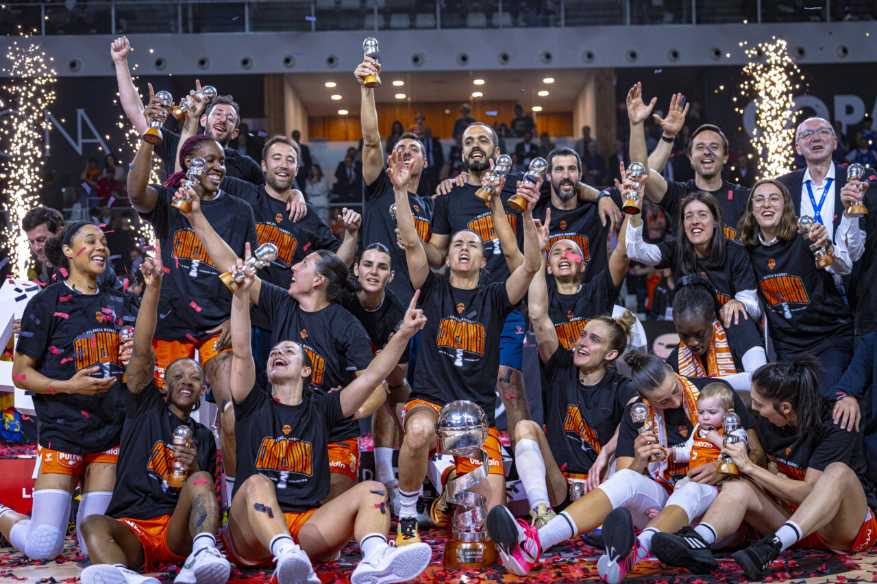 Jugadoras del Valencia Basket celebrando su victoria en la Copa de la Reina 2026