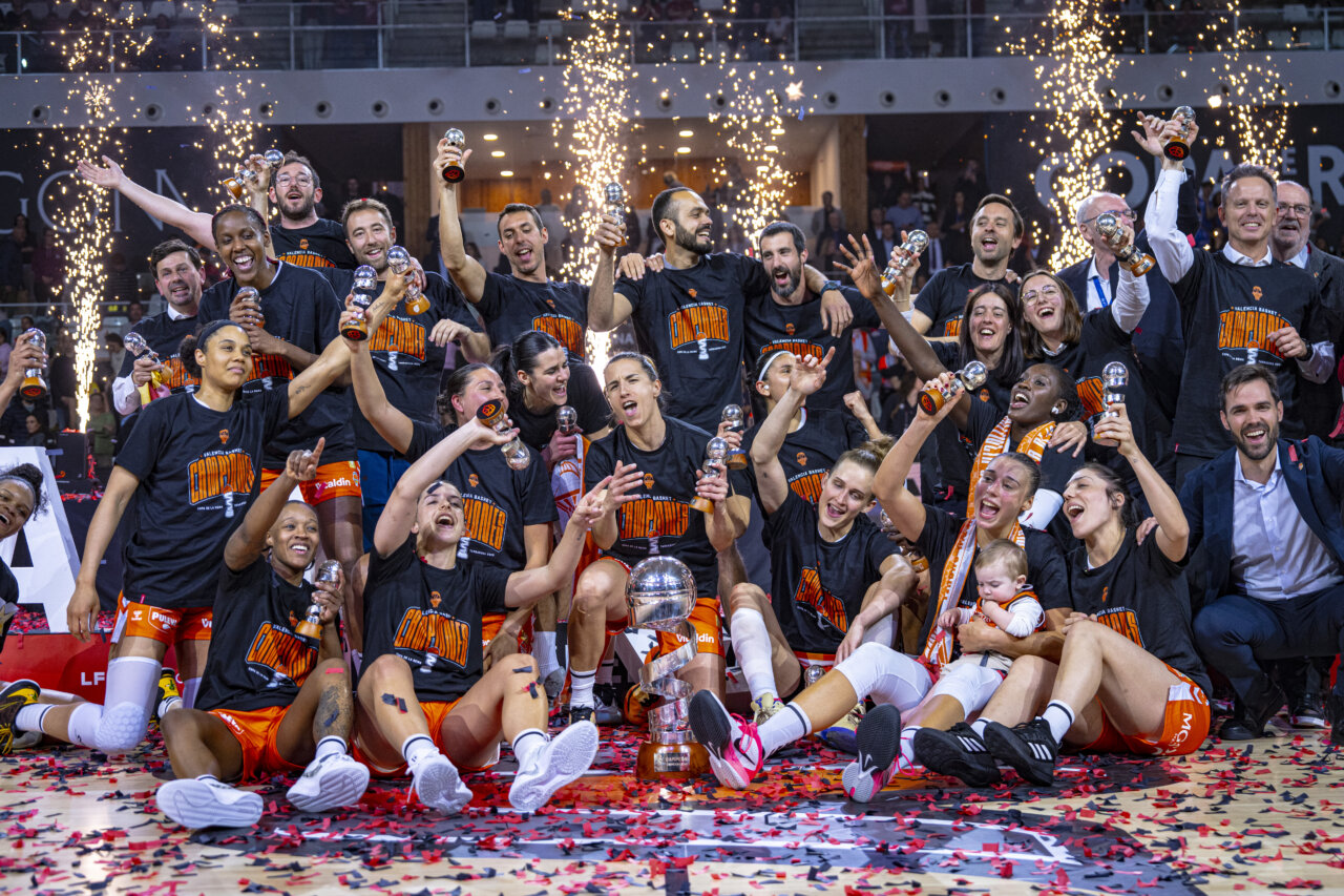 Jugadoras del Valencia Basket celebrando su victoria en la Copa de la Reina 2026.