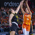 Jugadora de Valencia Basket lanzando el balón durante la Copa de la Reina 2026.