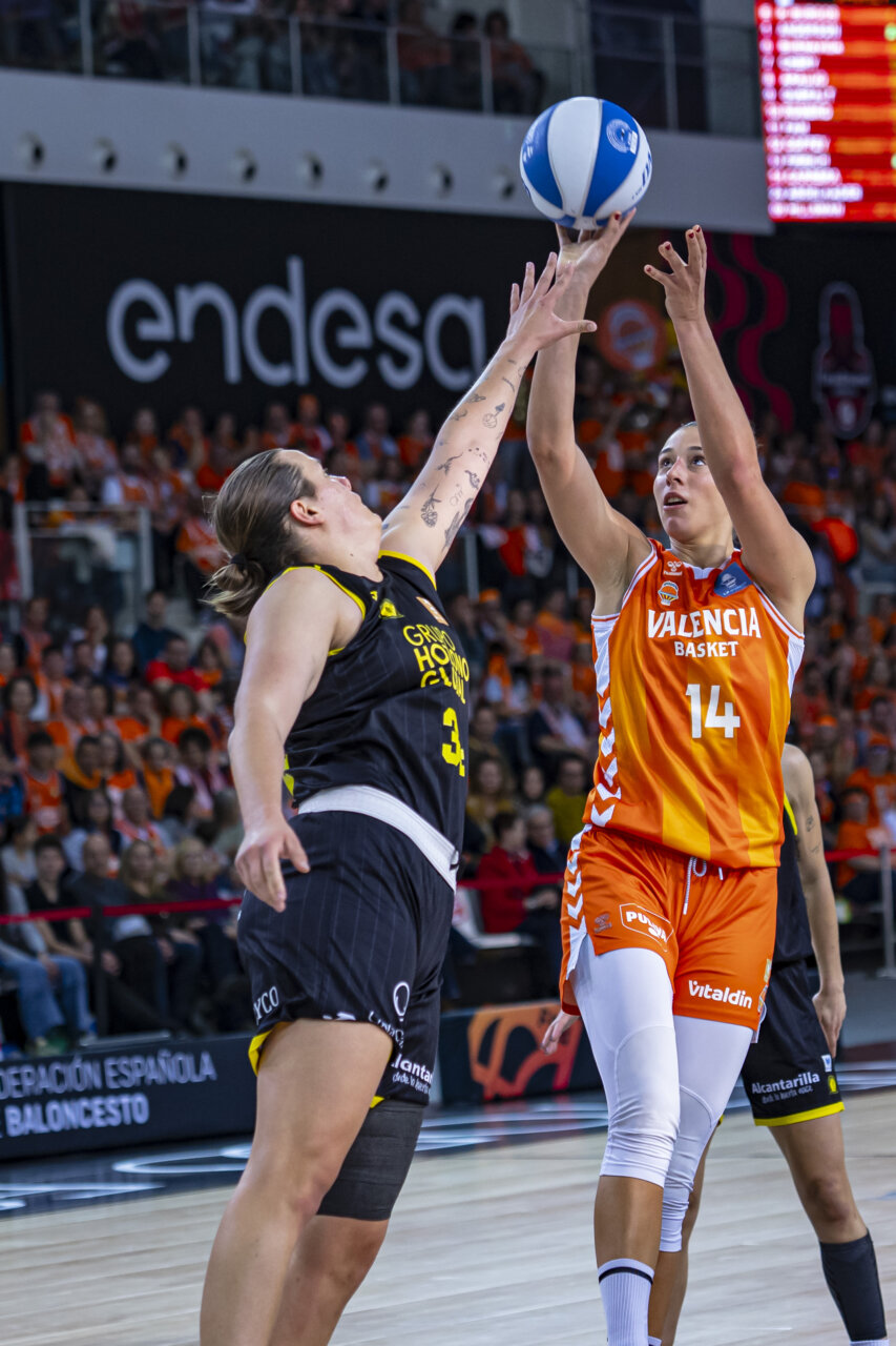 Jugadoras de Valencia Basket en acción durante la Copa de la Reina 2026