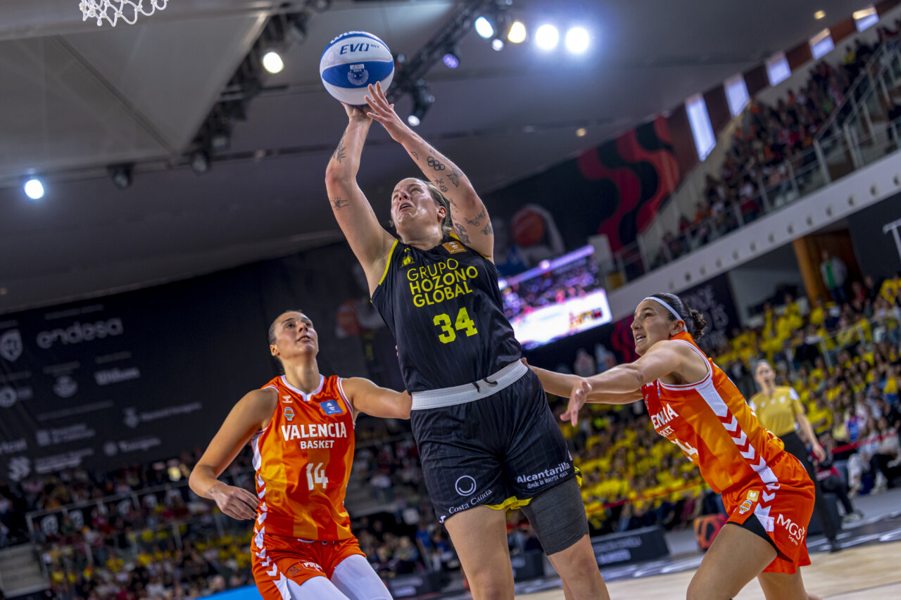Jugadoras de Valencia Basket compiten en la Copa de la Reina 2026.