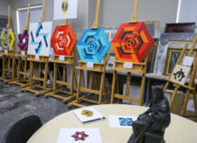 Reproducciones no autorizadas de obras de Yturralde y Chillida en exhibición.