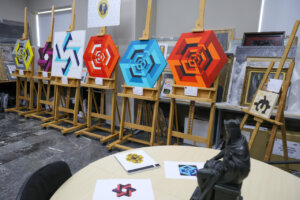 Reproducciones no autorizadas de obras de Yturralde y Chillida en exhibición.