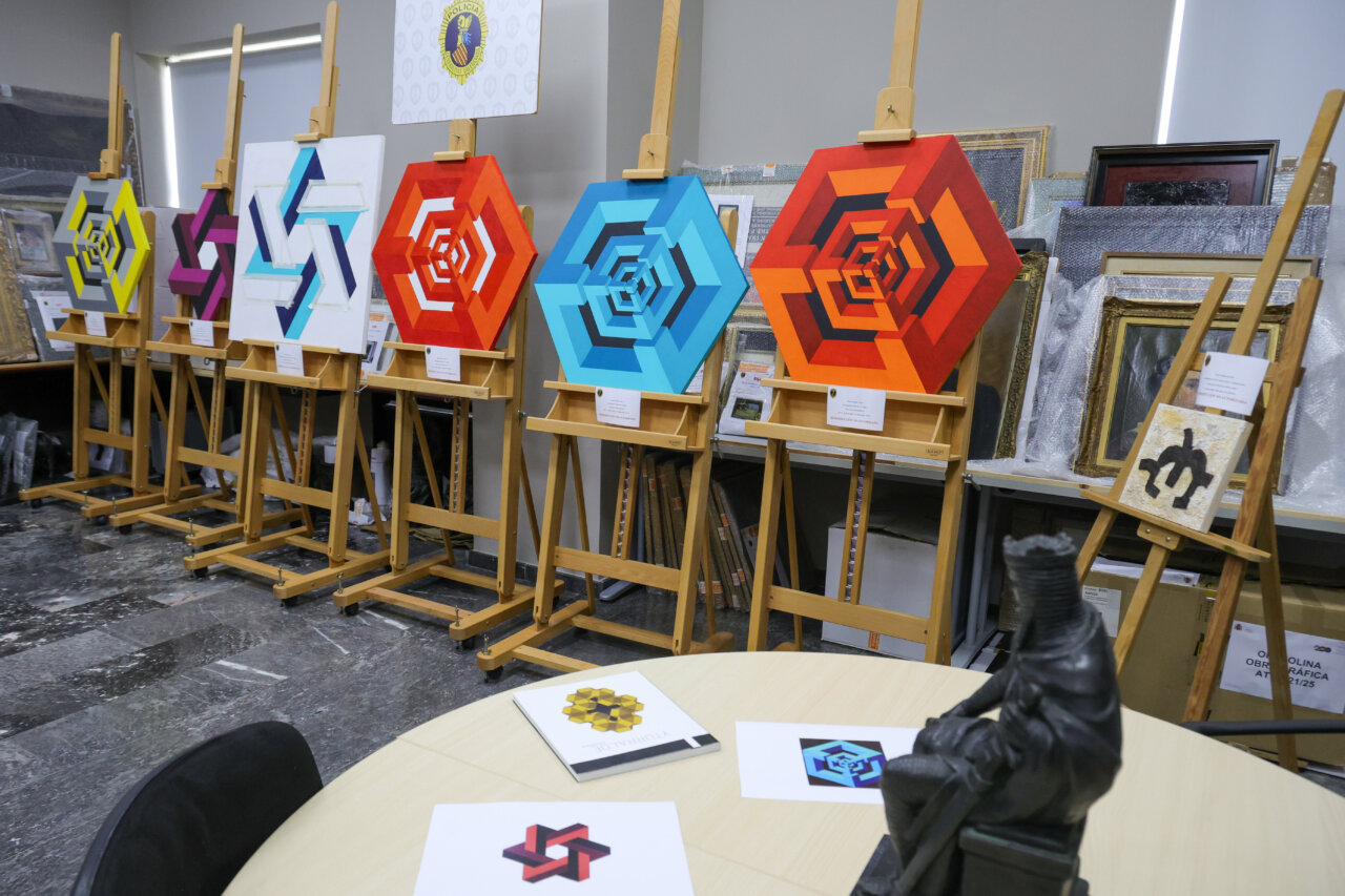 Reproducciones no autorizadas de obras de Yturralde y Chillida en exhibición.