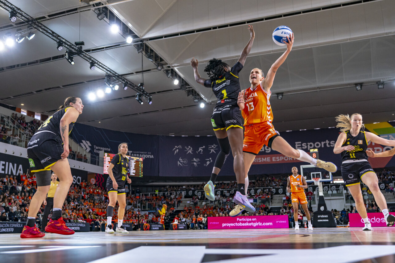 Jugadoras de Valencia Basket compiten en la Copa de la Reina 2026.
