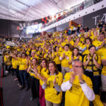 Aficionados del Valencia Basket celebran en la Copa de la Reina 2026.
