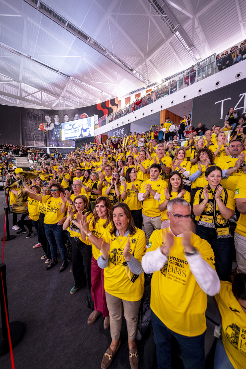 Aficionados del Valencia Basket celebran en la Copa de la Reina 2026.