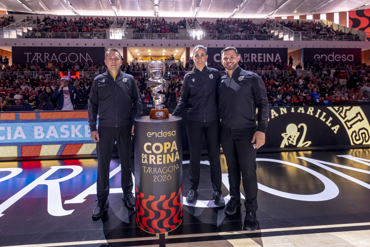 Jugadores de Valencia Basket celebrando la Copa de la Reina 2026