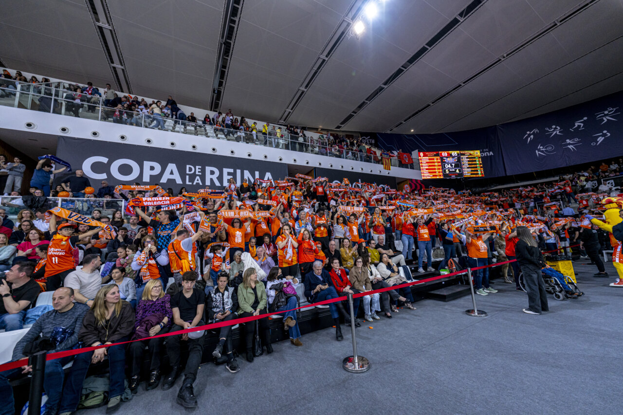 Aficionados del Valencia Basket celebrando la victoria en la Copa de la Reina 2026.