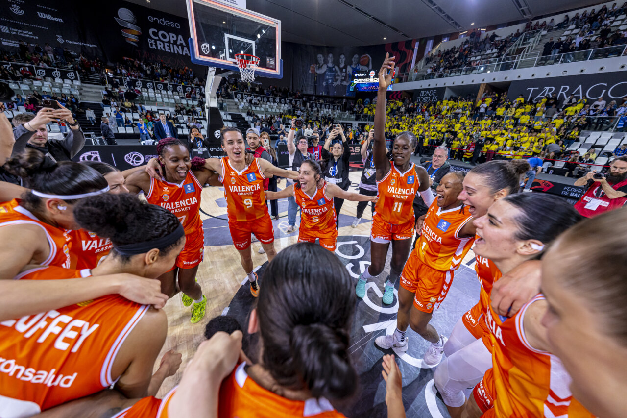 Jugadoras del Valencia Basket celebran su victoria en la Copa de la Reina 2026.