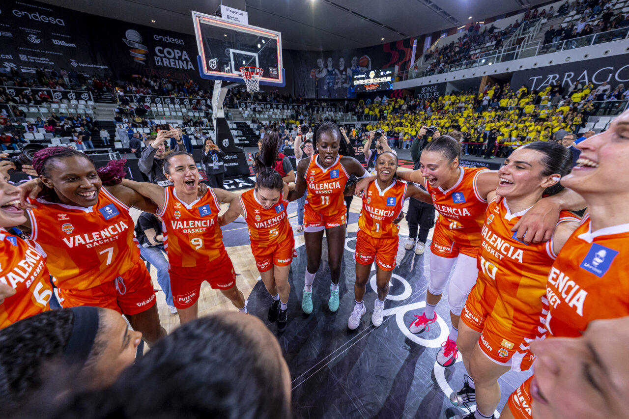 Jugadoras del Valencia Basket celebrando su victoria en la Copa de la Reina 2026