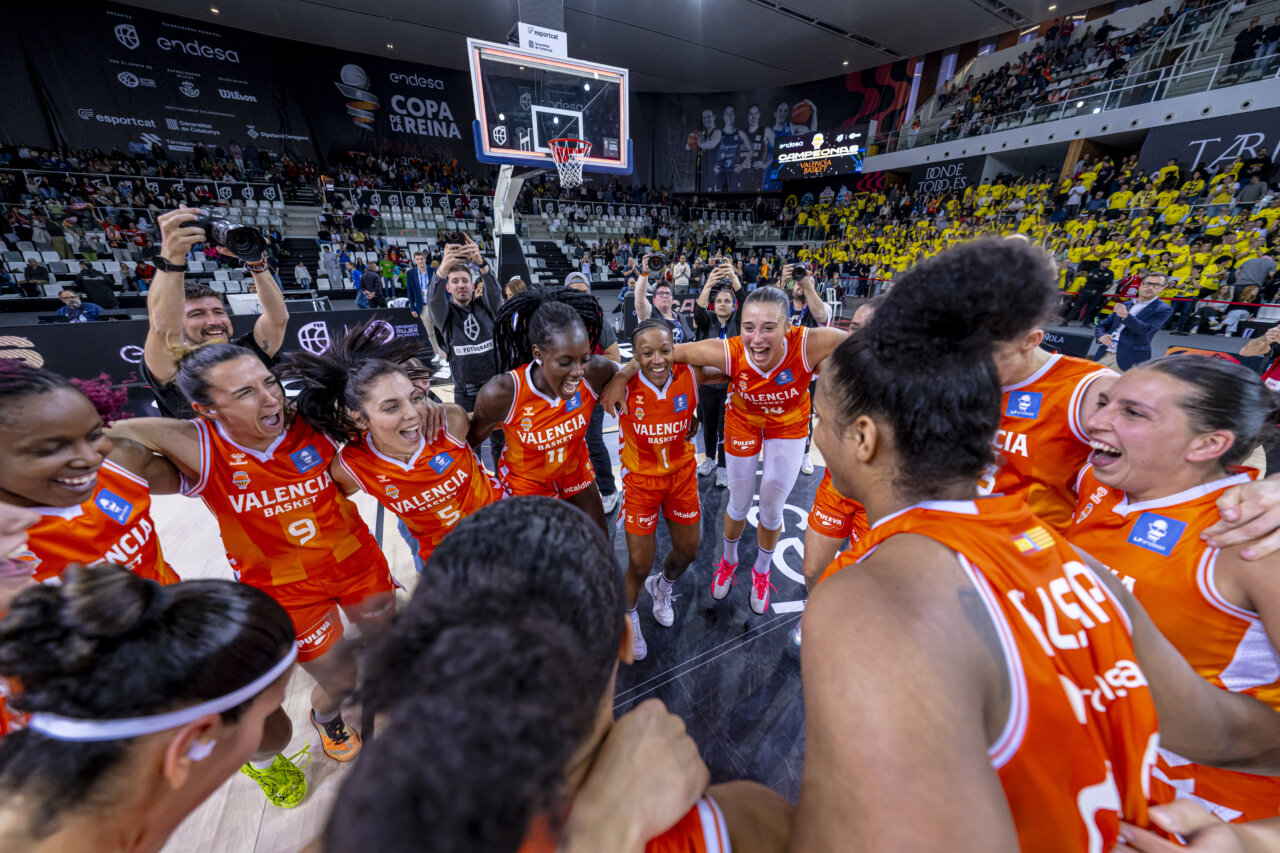 Jugadoras del Valencia Basket celebrando su victoria en la Copa de la Reina 2026