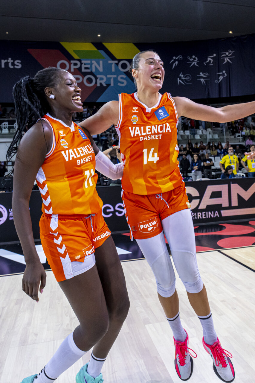 Jugadoras del Valencia Basket celebrando su victoria en la Copa de la Reina 2026