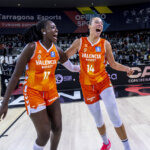 Jugadoras del Valencia Basket celebran su victoria en la Copa de la Reina 2026.