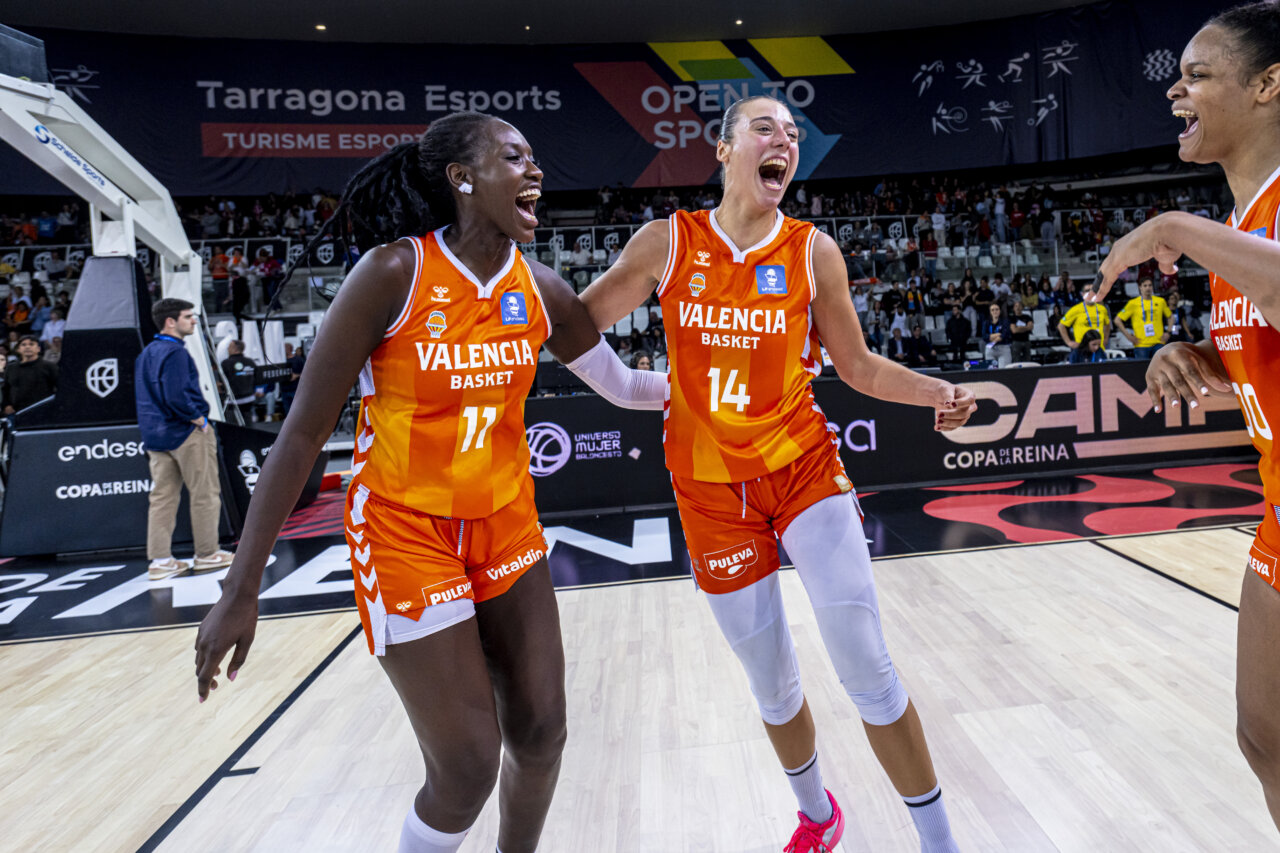 Jugadoras del Valencia Basket celebran su victoria en la Copa de la Reina 2026.