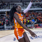 Jugadora del Valencia Basket femenino celebrando la victoria en la Copa de la Reina 2026.