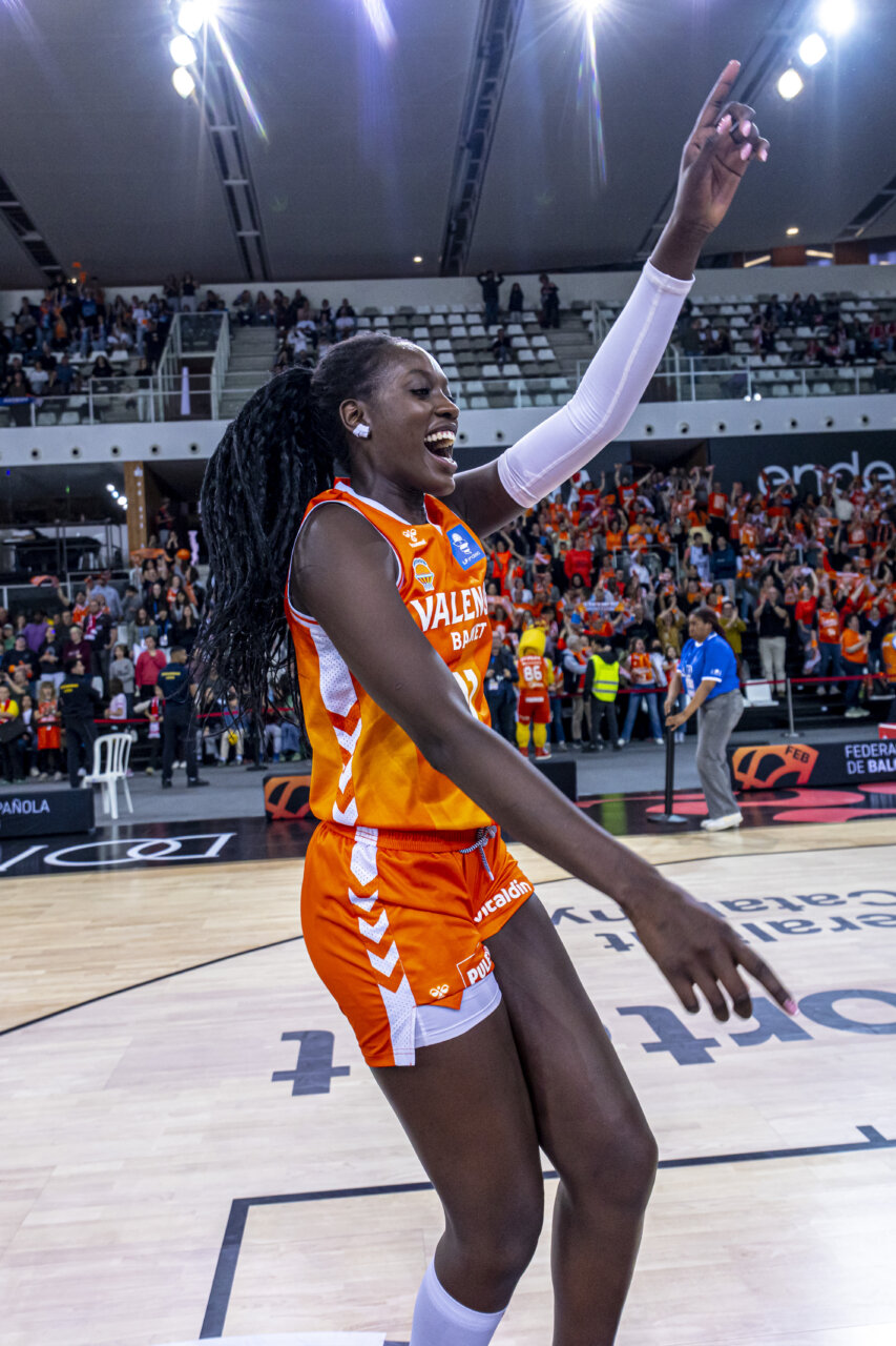 Jugadora del Valencia Basket femenino celebrando la victoria en la Copa de la Reina 2026