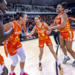 Jugadoras del Valencia Basket celebran su victoria en la Copa de la Reina 2026.