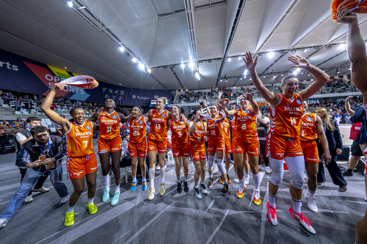 Jugadoras del Valencia Basket celebran su victoria en la Copa de la Reina 2026