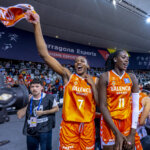 Jugadoras de Valencia Basket celebrando su victoria en la Copa de la Reina 2026