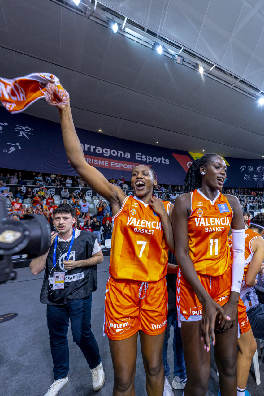 Jugadoras de Valencia Basket celebrando su victoria en la Copa de la Reina 2026