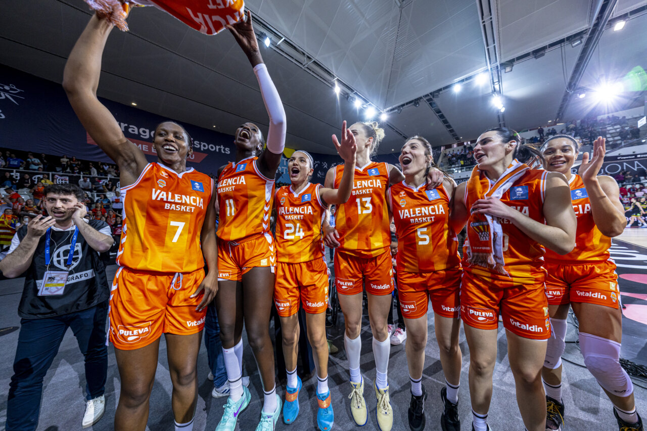 Jugadoras del Valencia Basket celebrando su victoria en la Copa de la Reina 2026.