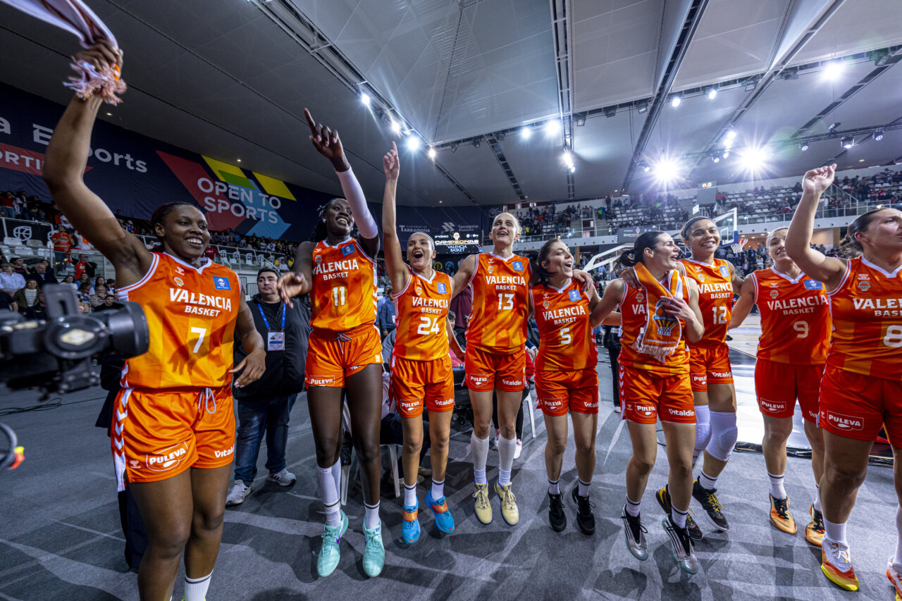Jugadoras del Valencia Basket femenino celebran su victoria en la Copa de la Reina 2026.