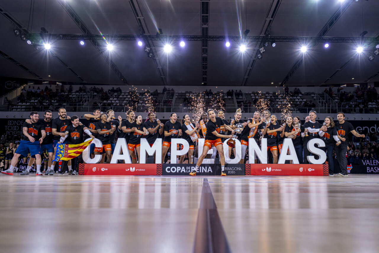 Jugadoras del Valencia Basket celebrando su victoria en la Copa de la Reina 2026