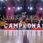 El equipo femenino de Valencia Basket celebra su victoria en la Copa de la Reina 2026 con trofeo y confeti.