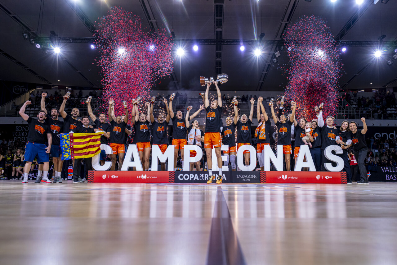 El equipo femenino de Valencia Basket celebra su victoria en la Copa de la Reina 2026 con trofeo y confeti.