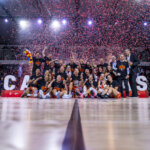 El equipo femenino de Valencia Basket celebra su victoria en la Copa de la Reina 2026 con confeti.