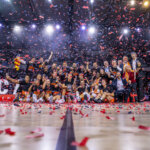 El equipo femenino de Valencia Basket celebra su victoria en la Copa de la Reina 2026 con confeti.