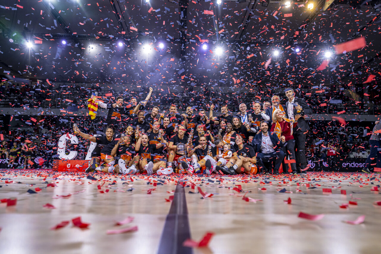 El equipo femenino de Valencia Basket celebra su victoria en la Copa de la Reina 2026 con confeti.